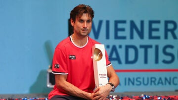 David Ferrer posa con el trofeo de Viena