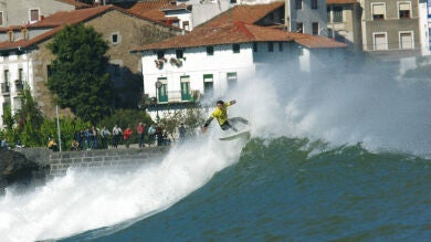 El municipio vizcaíno de Mundaka declara 'reserva del surf' a su famosa ola izquierda