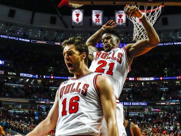 Pau Gasol celebra el tapón puesto sobre LeBron James