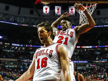 Pau Gasol celebra el tapón puesto sobre LeBron James Pau Gasol celebra el tapón puesto sobre LeBron James