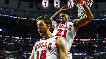 Pau Gasol celebra el tapón puesto sobre LeBron James