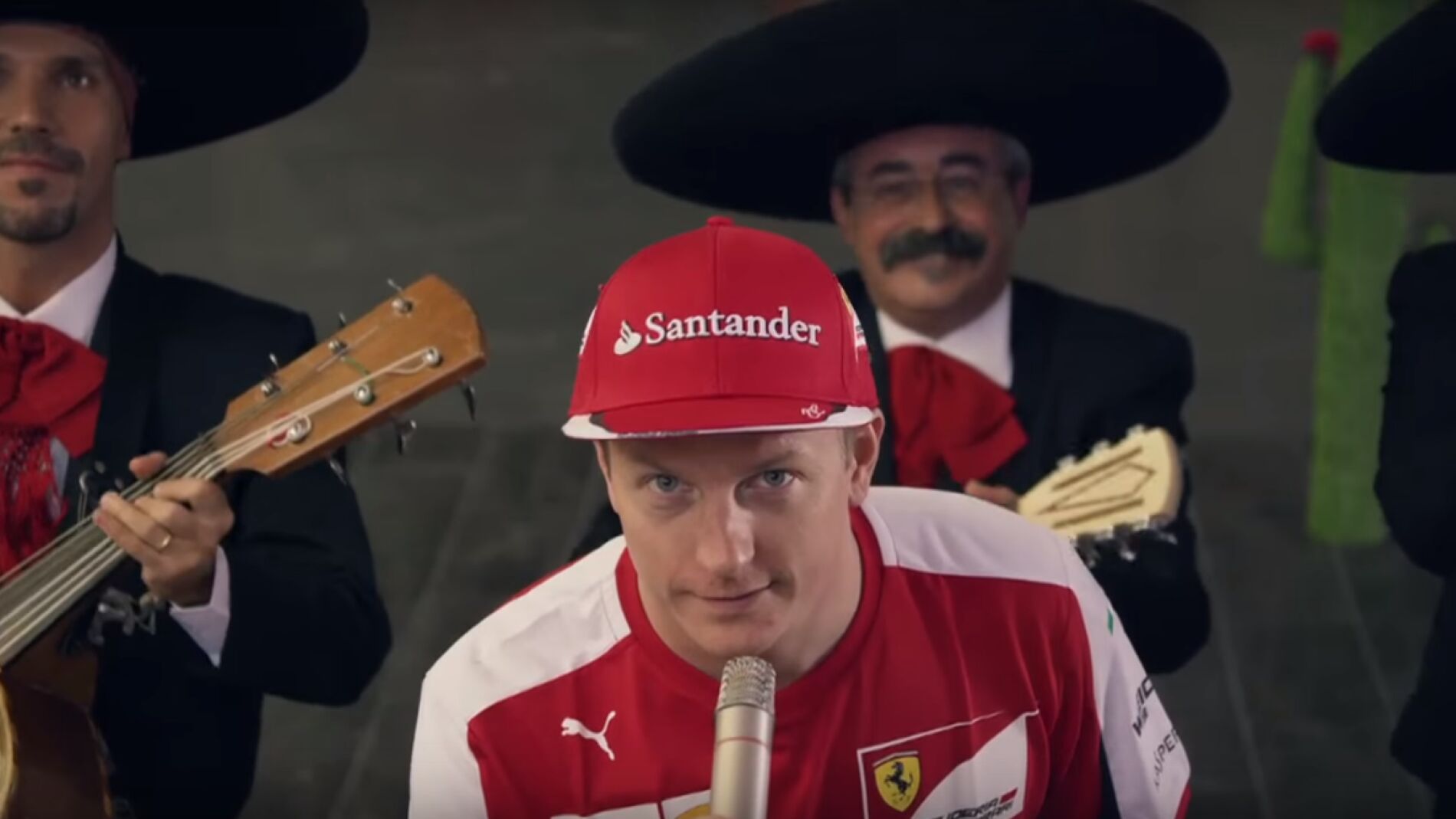 Kimi se anima a cantar junto a unos mariachis