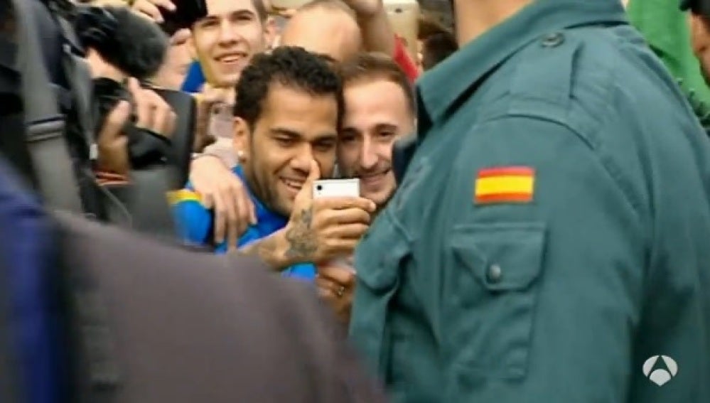 Alves se hace una foto con un aficionado en Villanueva de la Serena