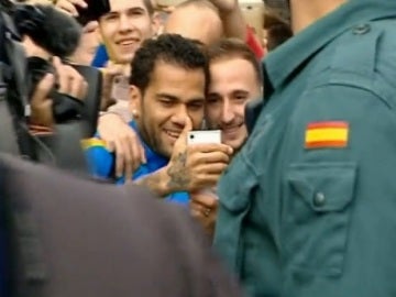Alves se hace una foto con un aficionado en Villanueva de la Serena