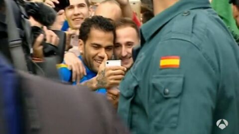 Alves se hace una foto con un aficionado en Villanueva de la Serena