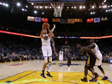 Stephen Curry entra a canasta ante la defensa de los Pelicans Stephen Curry entra a canasta ante la defensa de los Pelicans