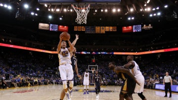 Stephen Curry entra a canasta ante la defensa de los Pelicans