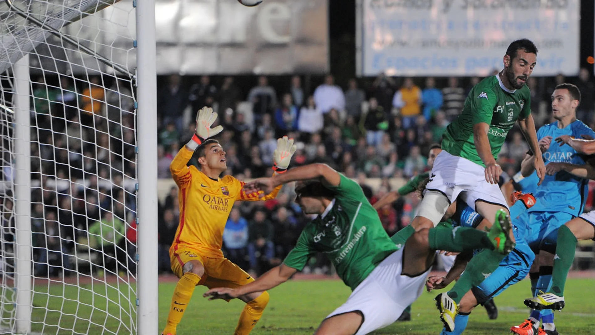 Jordi Masip trata de frenar un ataque del Villanovense Jordi Masip trata de frenar un ataque del Villanovense
