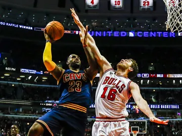 Pau Gasol tapona a LeBron James Pau Gasol tapona a LeBron James