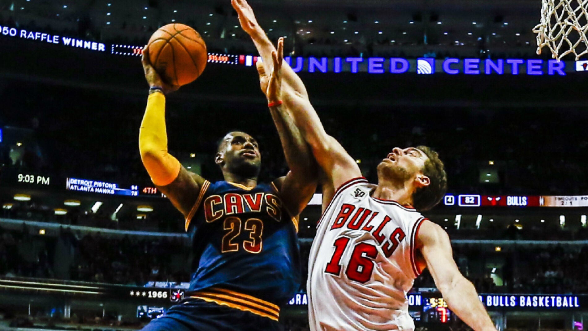 Pau Gasol tapona a LeBron James