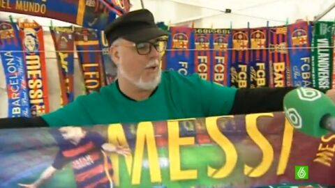 Un aficionado, con una bufanda de Messi