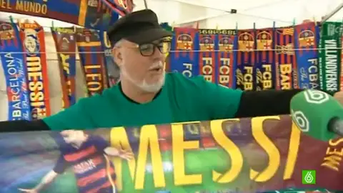 Un aficionado, con una bufanda de Messi Un aficionado, con una bufanda de Messi