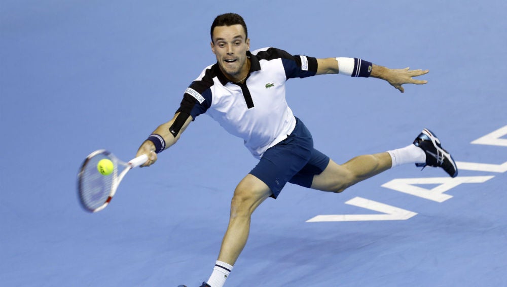 Roberto Bautista resta una pelota ante Almagro