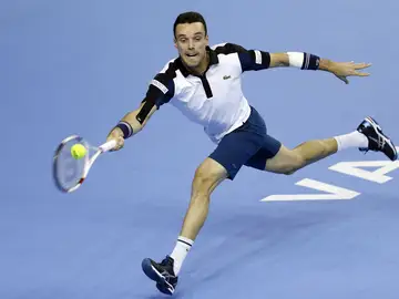 Roberto Bautista resta una pelota ante Almagro Roberto Bautista resta una pelota ante Almagro