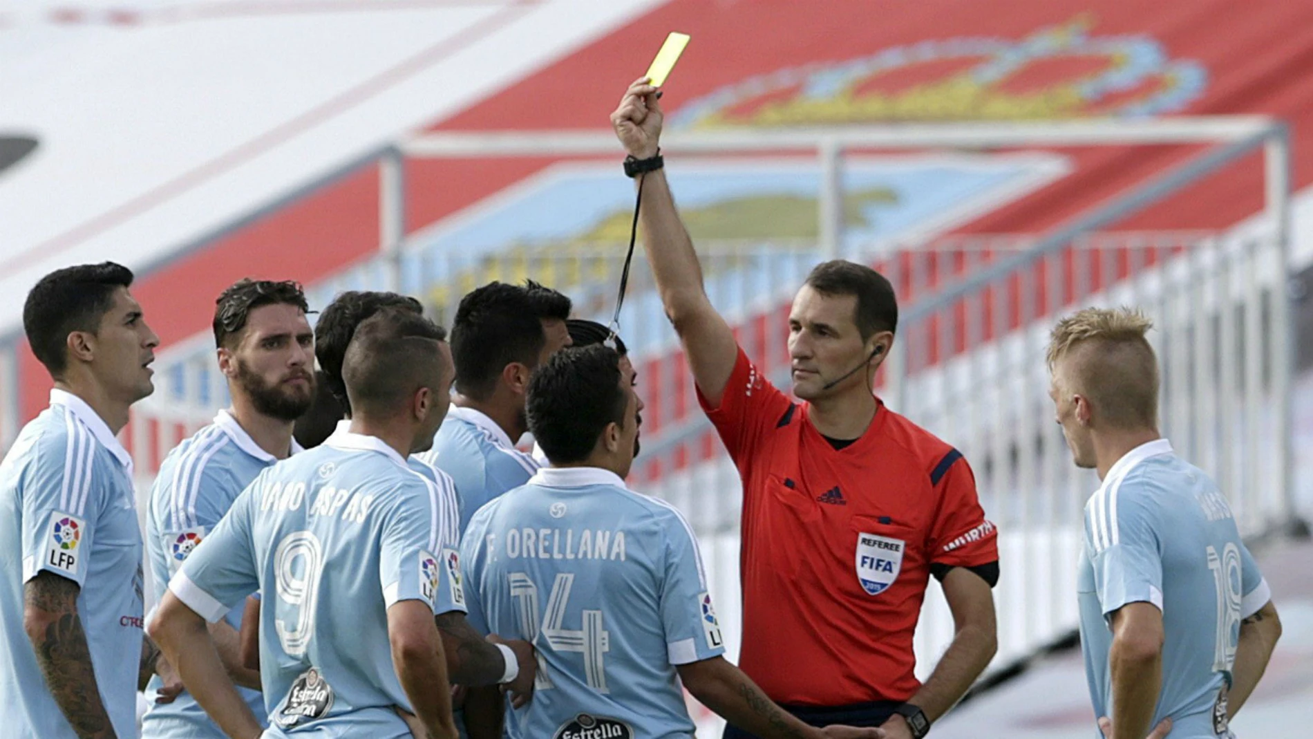 Clos Gómez muestra una tarjeta a un jugador del Celta Clos Gómez muestra una tarjeta a un jugador del Celta