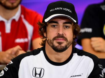 Fernando Alonso responde a los medios en México