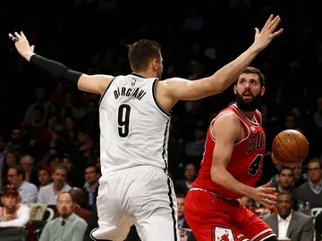 Nikola Mirotic mira a la canasta defendido por Andrea Bargnani Nikola Mirotic mira a la canasta defendido por Andrea Bargnani