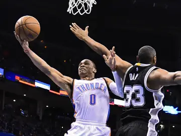 Russel Westbrook entra a canasta ante la defensa de Boris Diaw Russel Westbrook entra a canasta ante la defensa de Boris Diaw