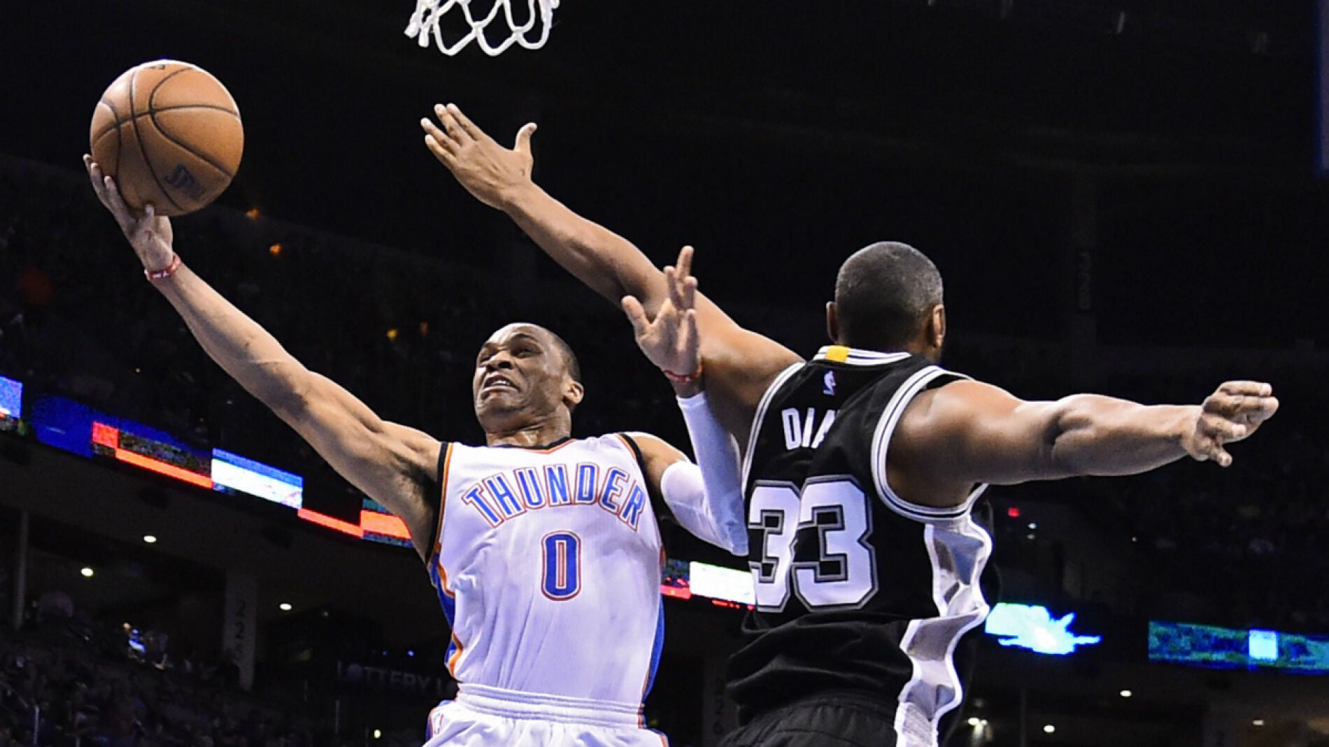 Russel Westbrook entra a canasta ante la defensa de Boris Diaw