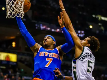 Carmelo Anthony entra a canasta ante la defensa de Michael Carter-Williams Carmelo Anthony entra a canasta ante la defensa de Michael Carter-Williams