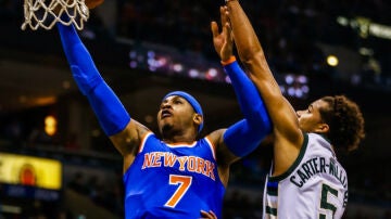 Carmelo Anthony entra a canasta ante la defensa de Michael Carter-Williams