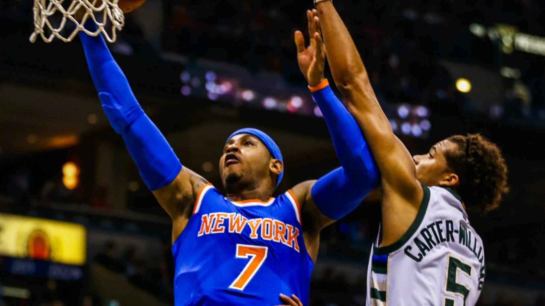 Carmelo Anthony entra a canasta ante la defensa de Michael Carter-Williams Carmelo Anthony entra a canasta ante la defensa de Michael Carter-Williams