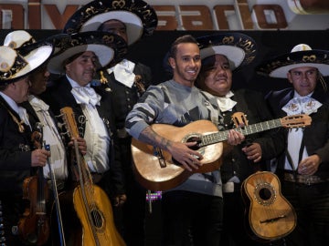 Lewis Hamilton, junto a un grupo de mariachis