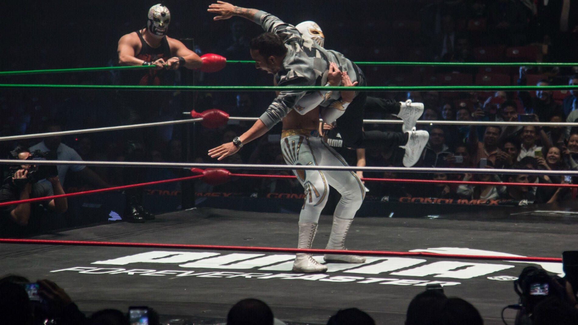 Lewis Hamilton 'ataca' a un luchador mexicano