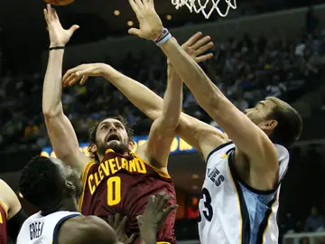Marc Gasol y Kevin Love luchan por un rebote Marc Gasol y Kevin Love luchan por un rebote