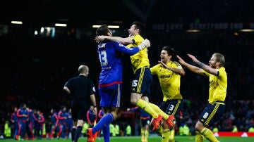 Los jugadores del Middlesbrough celebran la clasificiación en Old Trafford