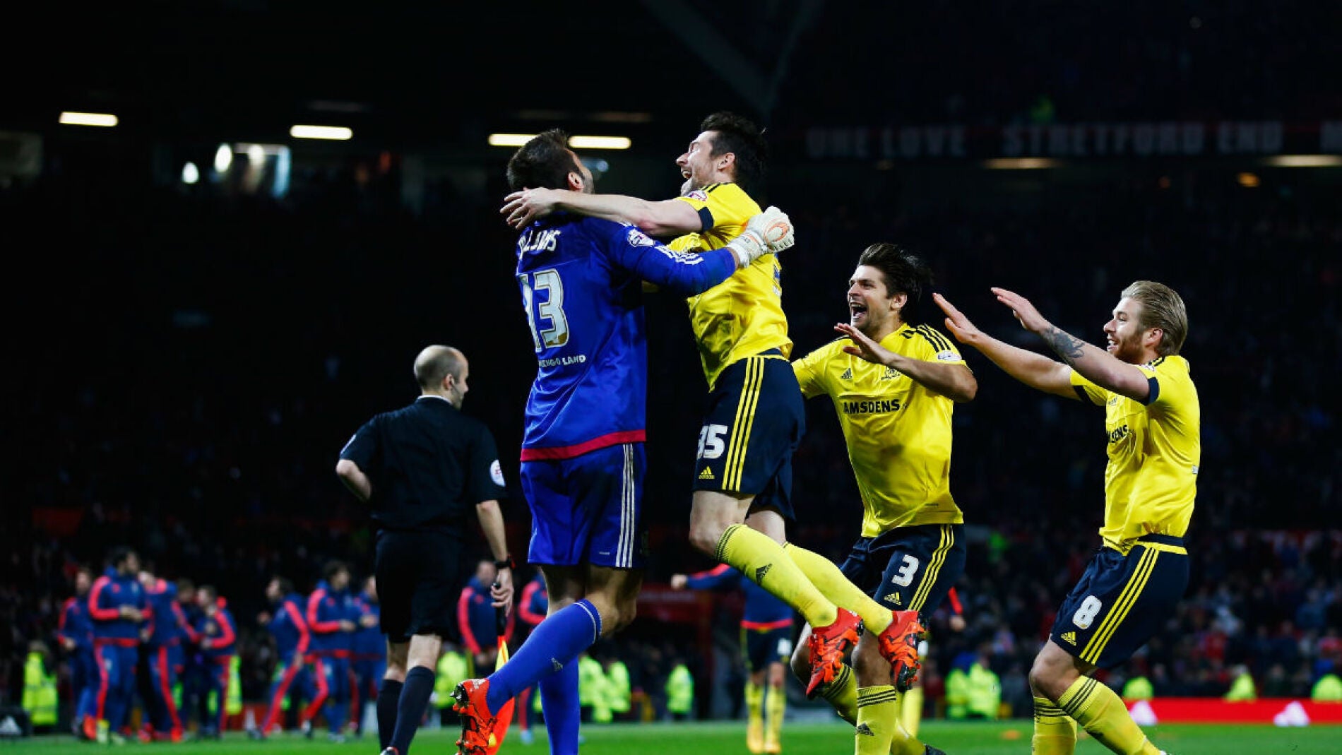 Los jugadores del Middlesbrough celebran la clasificiaci&oacute;n en Old Trafford