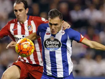 Godín trata de frenar a Lucas Pérez Godín trata de frenar a Lucas Pérez