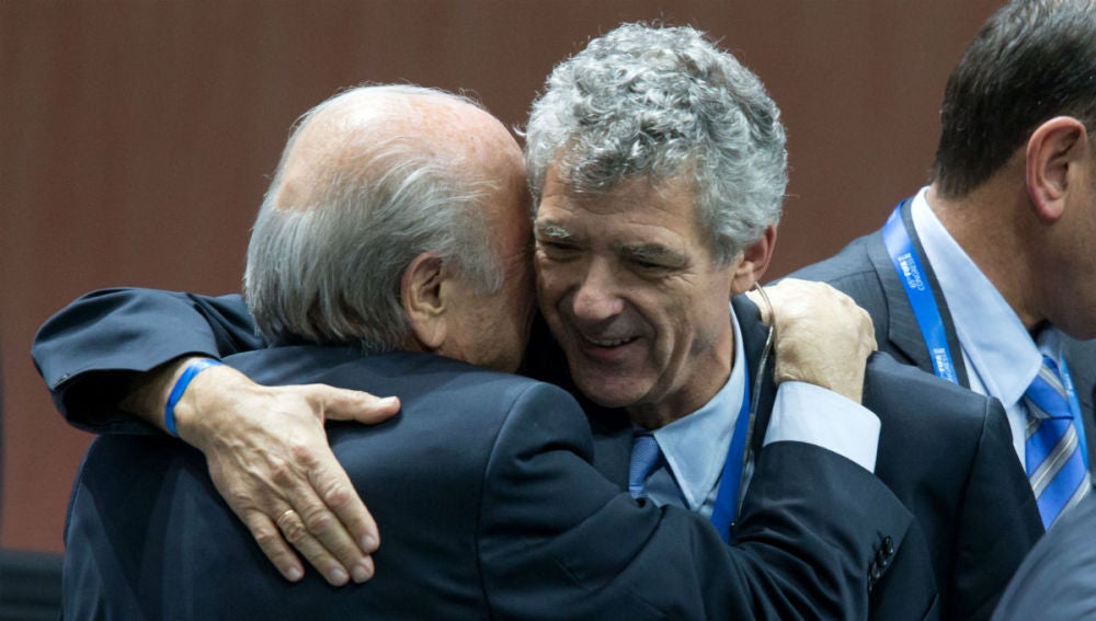 Blatter abraza a Villar