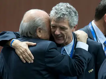 Blatter abraza a Villar Blatter abraza a Villar