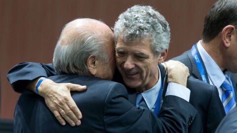 Blatter abraza a Villar