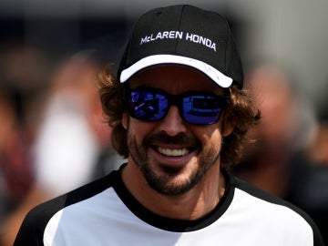 Alonso sonríe en el paddock de México