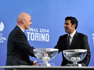Figo e Infantino se estrechan la mano Figo e Infantino se estrechan la mano