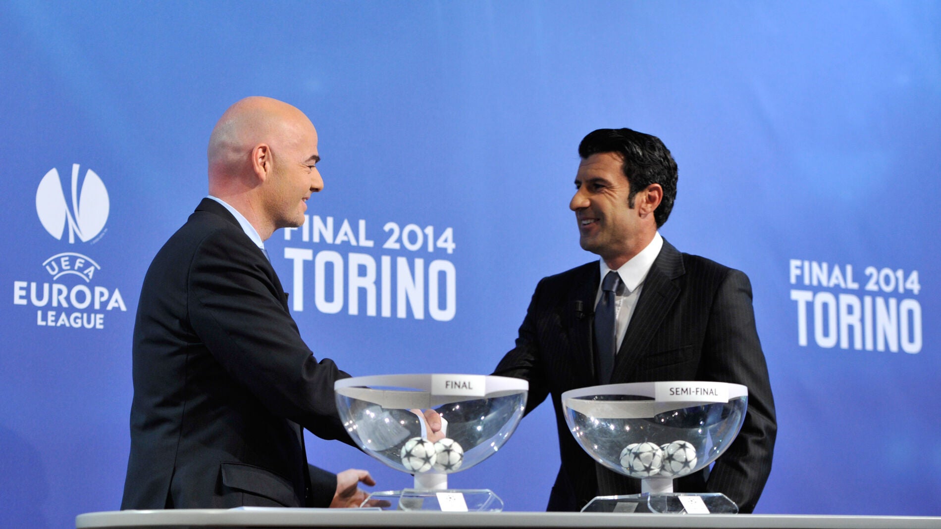 Figo e Infantino se estrechan la mano