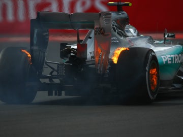La rueda de Rosberg, ardiendo