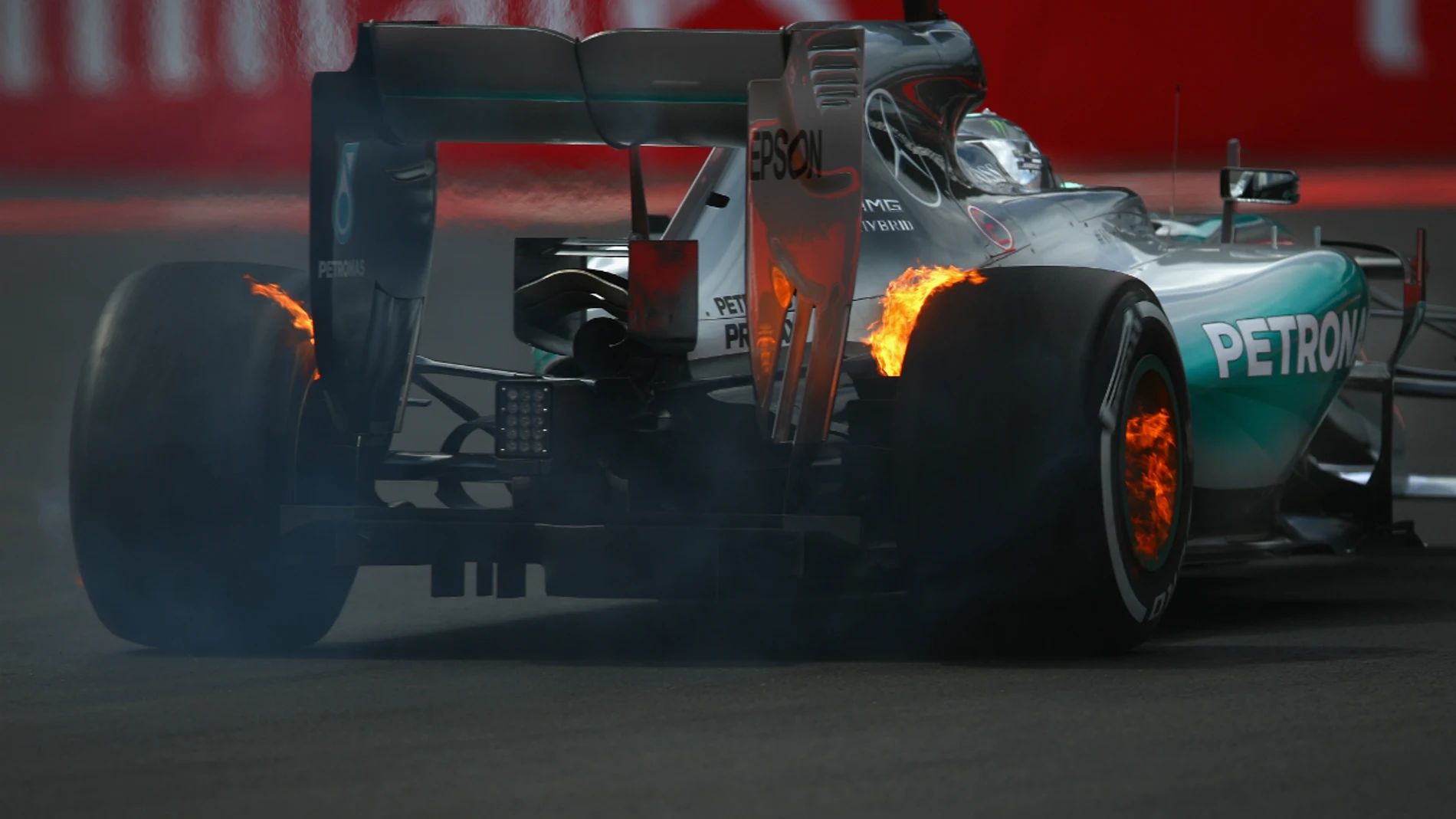 La rueda de Rosberg, ardiendo