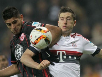 Lewandowski pelea por un balón