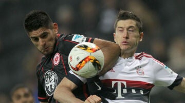 Lewandowski pelea por un balón