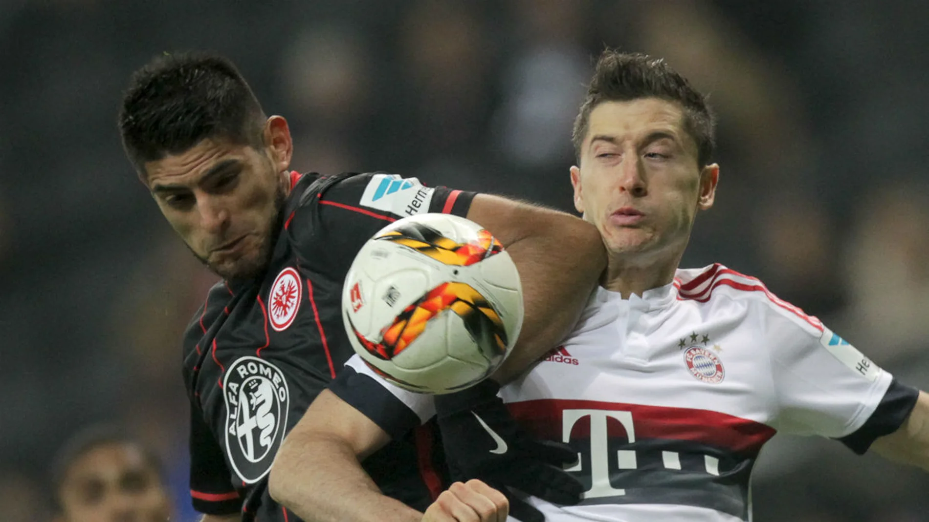 Lewandowski pelea por un balón Lewandowski pelea por un balón