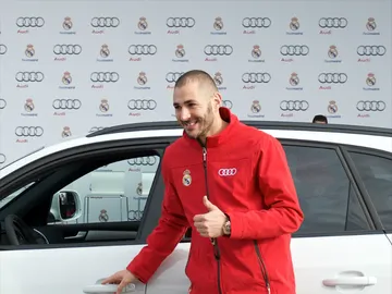 Karim Benzema, sonriente con su nuevo coche Karim Benzema, sonriente con su nuevo coche