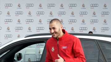 Karim Benzema, sonriente con su nuevo coche