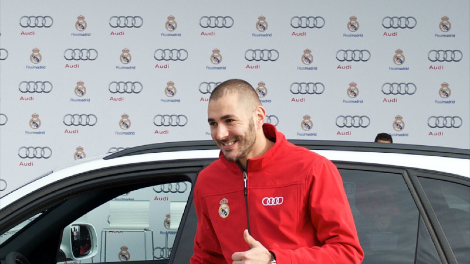 Karim Benzema, sonriente con su nuevo coche