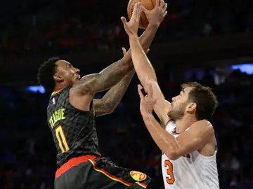 Jeff Teague entra a canasta ante la oposición de Calderón Jeff Teague entra a canasta ante la oposición de Calderón
