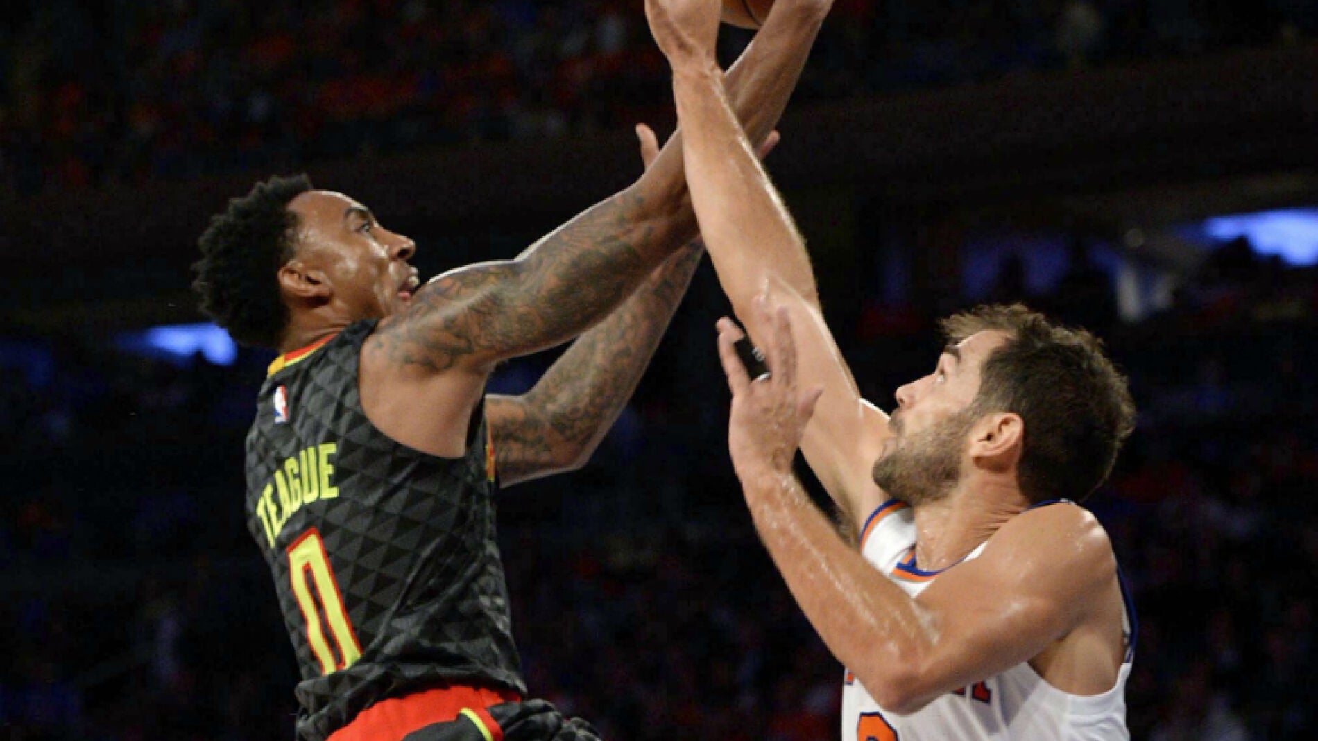 Jeff Teague entra a canasta ante la oposici&oacute;n de Calder&oacute;n