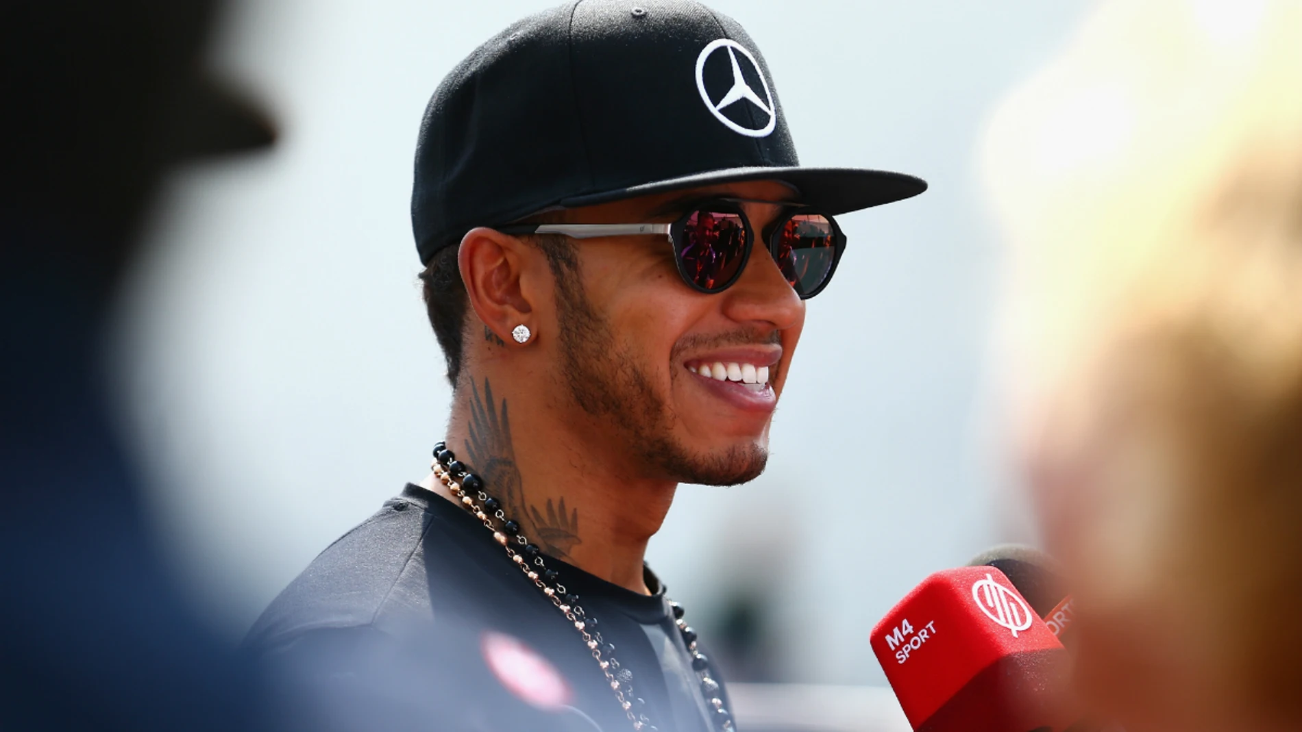 Hamilton atiende a los medios