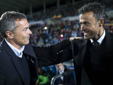 Luis Enrique saluda a Fran Escribá antes del encuentro